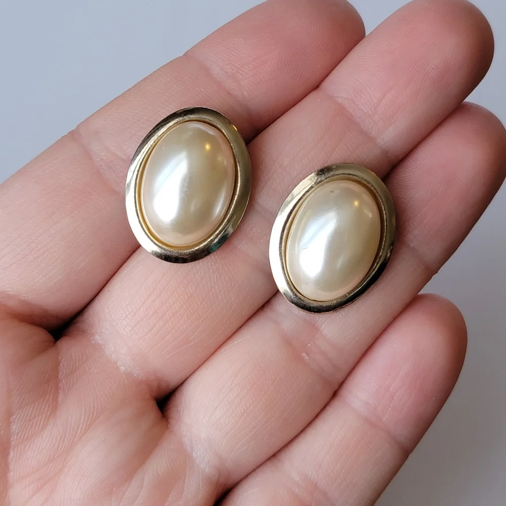 Vintage Faux Pearl Gold Tone Oval Post Earring